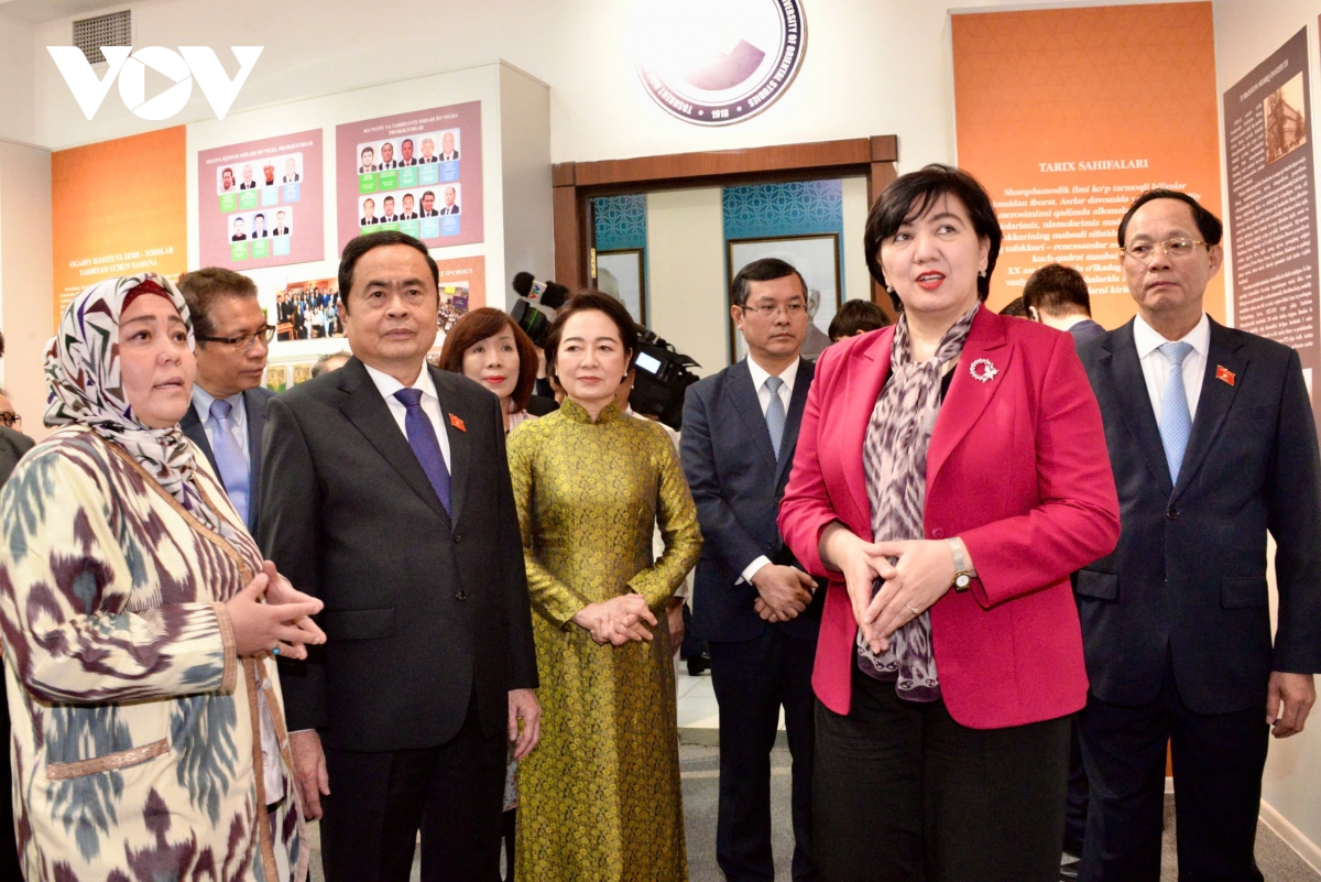 chủ tịch quốc hội và phu nhân thăm Đại học phương Đông tashkent hình ảnh 1 chu tich quoc hoi va phu nhan tham Dai hoc phuong Dong tashkent hinh anh 1