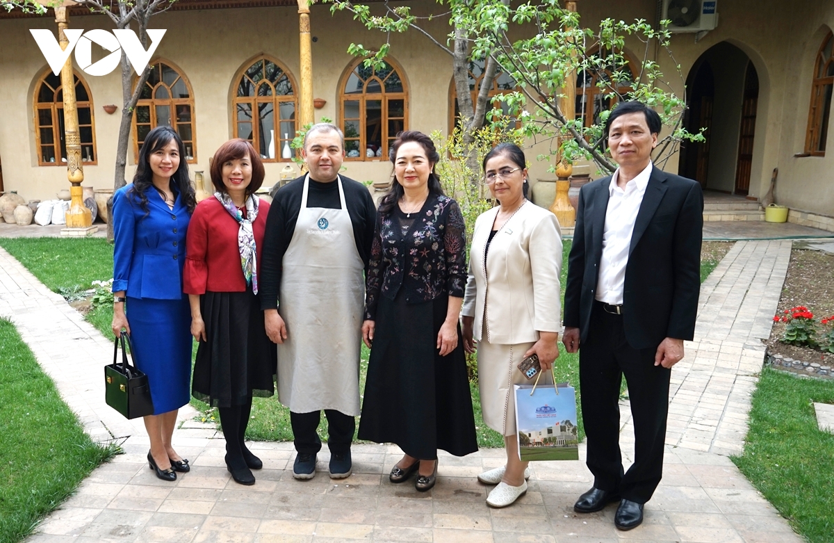 phu nhân chủ tịch quốc hội tham quan cơ sở gốm truyền thống của uzbekistan hình ảnh 2 phu nhan chu tich quoc hoi tham quan co so gom truyen thong cua uzbekistan hinh anh 2