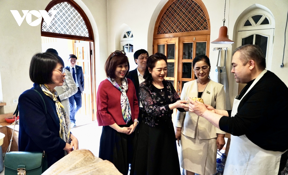 Phu nhân Chủ tịch Quốc hội tham quan cơ sở gốm truyền thống của Uzbekistan