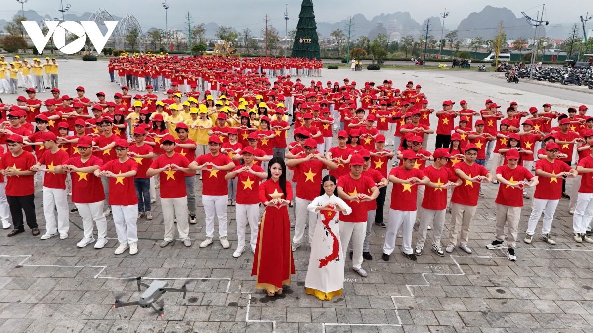 quảng ninh rực rỡ cờ hoa chào mừng 50 năm ngày giải phóng miền nam, thống nhất đất nước hình ảnh 8 quang ninh ruc ro co hoa chao mung 50 nam ngay giai phong mien nam, thong nhat dat nuoc hinh anh 8