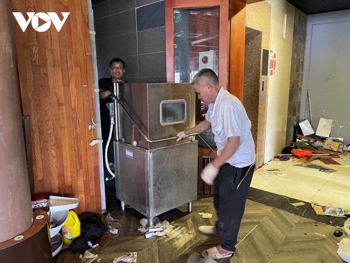 tất bật di dời đồ đạc bên trong toà nhà hàm cá mập để chuẩn bị tháo dỡ hình ảnh 9 tat bat di doi do dac ben trong toa nha ham ca map de chuan bi thao do hinh anh 9