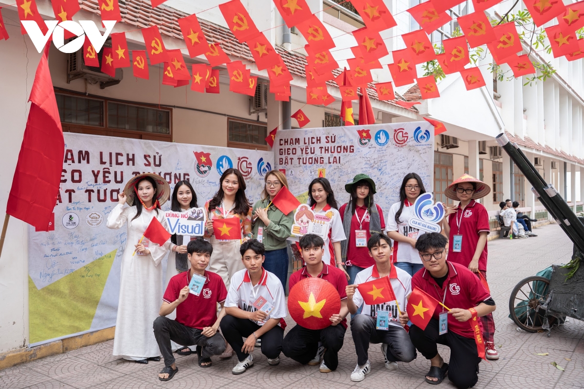 quảng ninh rực rỡ cờ hoa chào mừng 50 năm ngày giải phóng miền nam, thống nhất đất nước hình ảnh 9 quang ninh ruc ro co hoa chao mung 50 nam ngay giai phong mien nam, thong nhat dat nuoc hinh anh 9