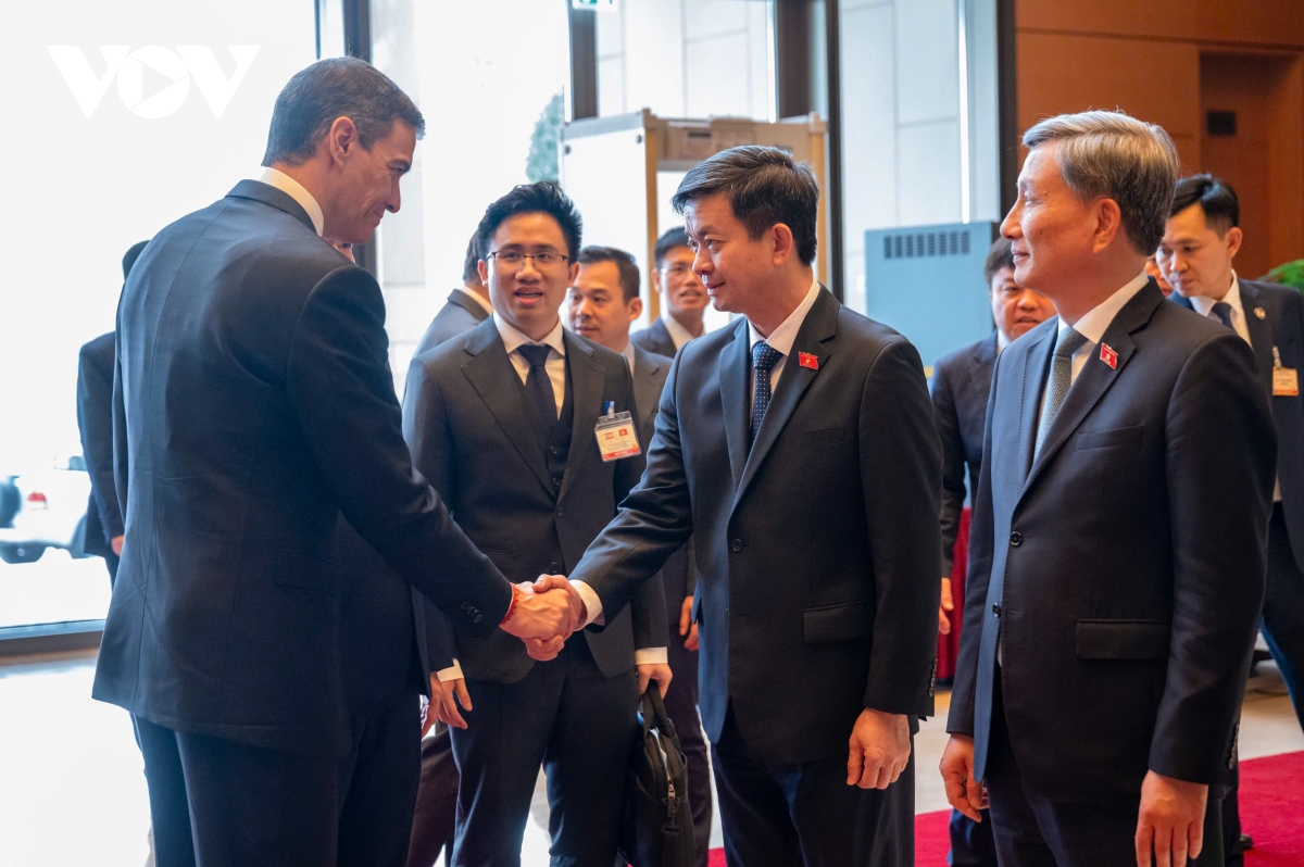 chu tich quoc hoi tran thanh man hoi kien thu tuong tay ban nha pedro sanchez hinh anh 3