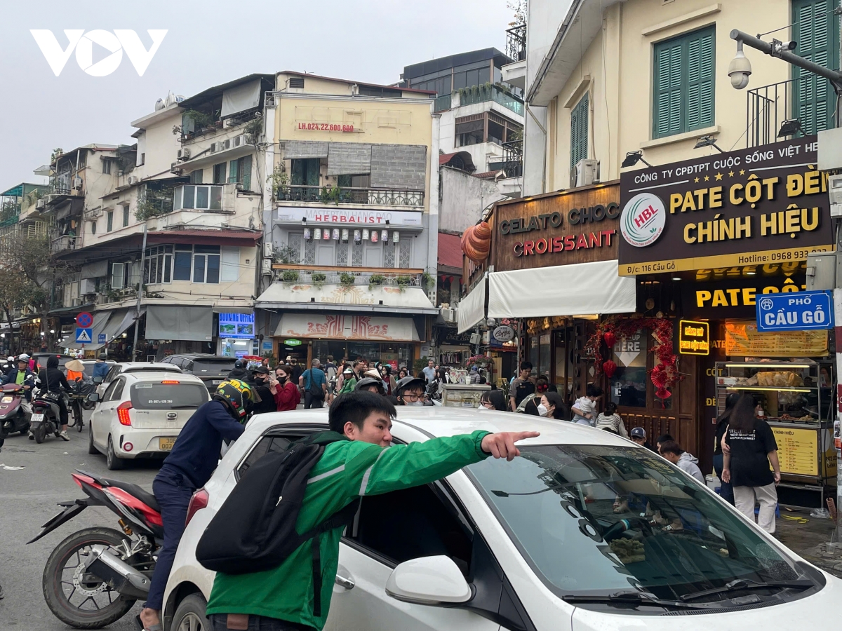 người dân vẫn chen chân chụp ảnh tòa nhà hàm cá mập trong ngày đầu phân luồng hình ảnh 9 nguoi dan van chen chan chup anh toa nha ham ca map trong ngay dau phan luong hinh anh 9