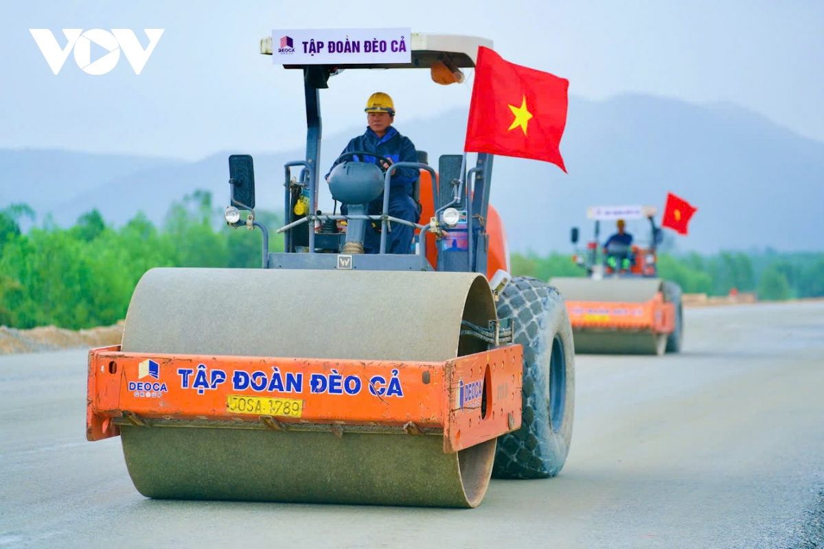tăng ca làm việc cả ngày lẫn đêm trên cao tốc quảng ngãi hoài nhơn hình ảnh 2 tang ca lam viec ca ngay lan dem tren cao toc quang ngai hoai nhon hinh anh 2