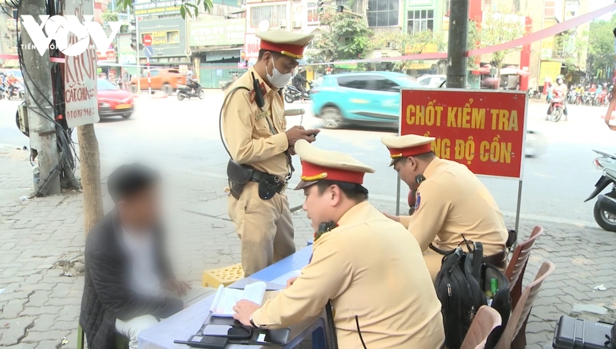 Uống bia bên đám giỗ, người đàn ông bị xử phạt vì vi phạm nồng độ cồn