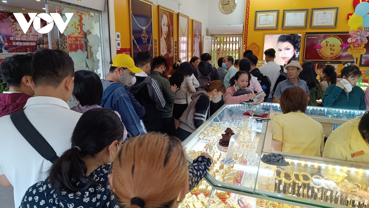 Giá vàng lên tới 120 triệu/lượng, người dân TP.HCM ùn ùn xếp hàng chờ mua vàng