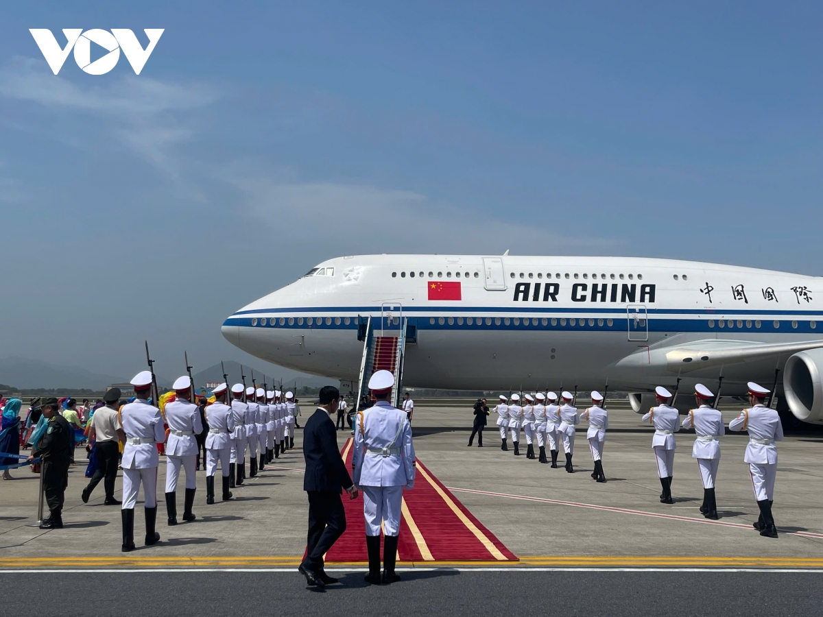 lễ tiễn tổng bí thư, chủ tịch nước trung quốc tập cận bình tại sân bay nội bài hình ảnh 1 le tien tong bi thu, chu tich nuoc trung quoc tap can binh tai san bay noi bai hinh anh 1