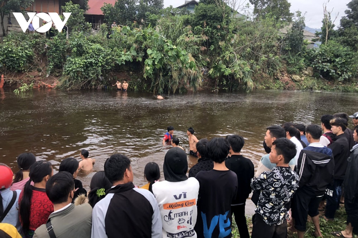 2 nguoi o lai chau mat tich khi di qua cau tran trong dem hinh anh 2