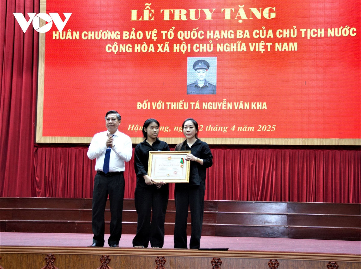 truy tặng huân chương bảo vệ tổ quốc hạng ba cho thiếu tá nguyễn văn kha hình ảnh 2 truy tang huan chuong bao ve to quoc hang ba cho thieu ta nguyen van kha hinh anh 2