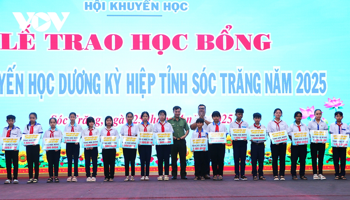 sóc trăng trao 242 suất học bổng cho học sinh có hoàn cảnh khó khăn hình ảnh 3 soc trang trao 242 suat hoc bong cho hoc sinh co hoan canh kho khan hinh anh 3