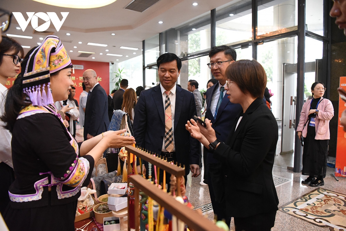 ra mắt bộ phim tài liệu con đường phát triển do vov và Đài pt-th quảng tây sản xuất hình ảnh 15 ra mat bo phim tai lieu con duong phat trien do vov va Dai pt-th quang tay san xuat hinh anh 15