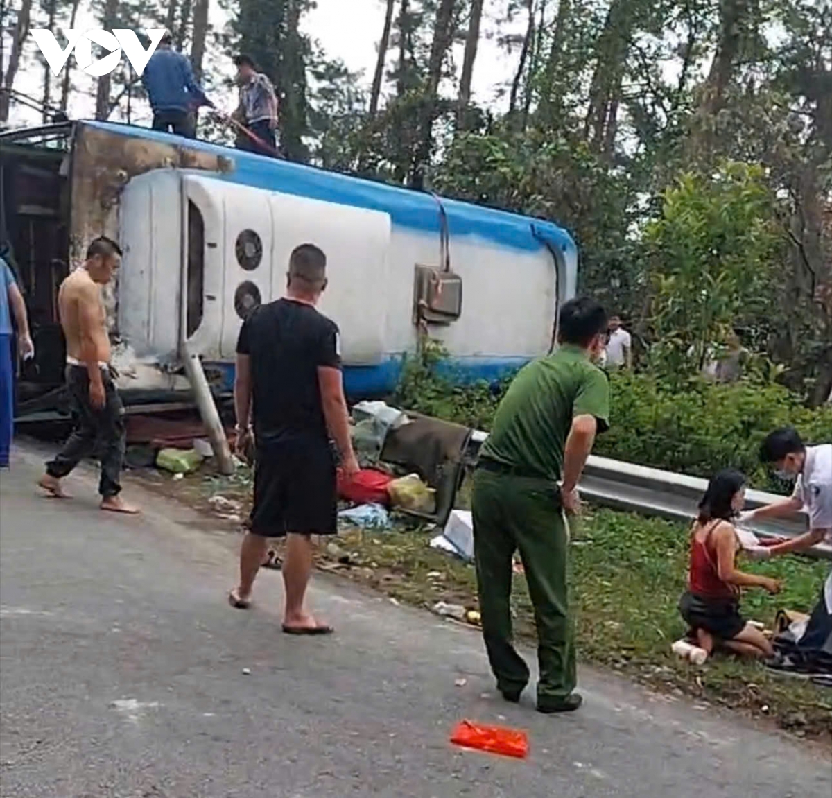 Hiện trường vụ ô tô khách lật trên đèo Tam Đảo khiến 3 người tử vong