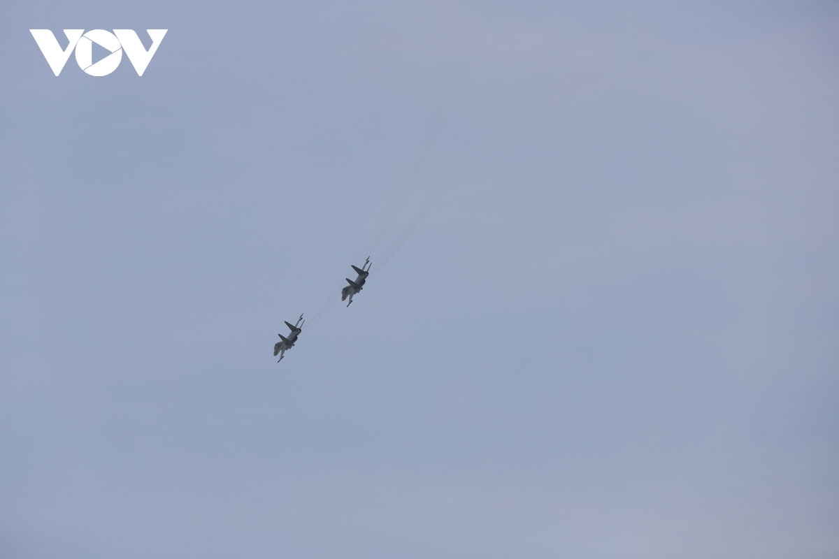 máy bay yak130 và su-30mk2 nhào lộn trên bầu trời tp.hcm hình ảnh 5 may bay yak130 va su-30mk2 nhao lon tren bau troi tp.hcm hinh anh 5