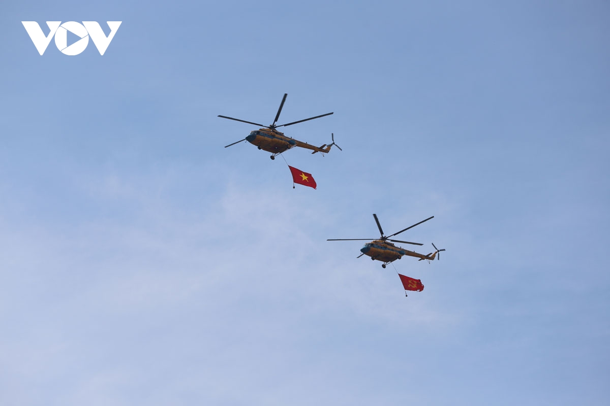 máy bay yak130 và su-30mk2 nhào lộn trên bầu trời tp.hcm hình ảnh 10 may bay yak130 va su-30mk2 nhao lon tren bau troi tp.hcm hinh anh 10