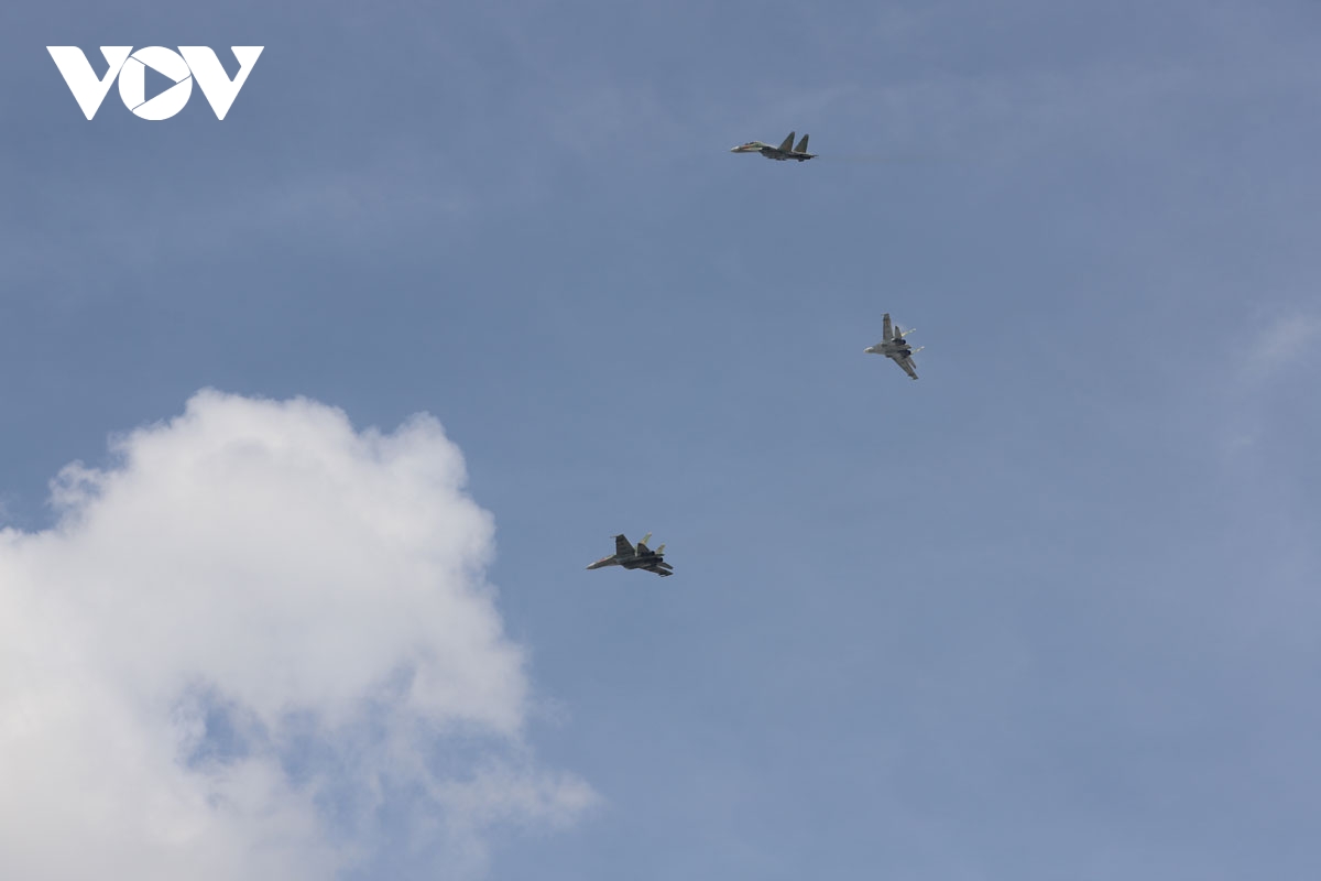 máy bay yak130 và su-30mk2 nhào lộn trên bầu trời tp.hcm hình ảnh 2 may bay yak130 va su-30mk2 nhao lon tren bau troi tp.hcm hinh anh 2