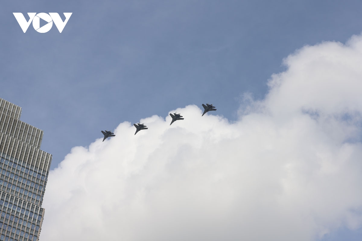 máy bay yak130 và su-30mk2 nhào lộn trên bầu trời tp.hcm hình ảnh 1 may bay yak130 va su-30mk2 nhao lon tren bau troi tp.hcm hinh anh 1