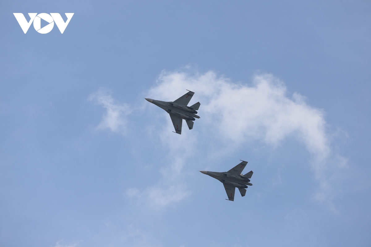 may bay yak130 va su-30mk2 nhao lon tren bau troi tp.hcm hinh anh 8