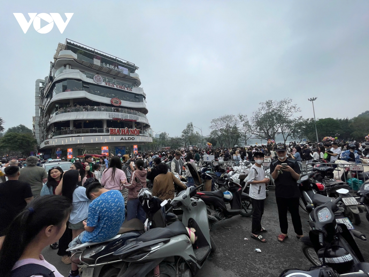người dân vẫn chen chân chụp ảnh tòa nhà hàm cá mập trong ngày đầu phân luồng hình ảnh 11 nguoi dan van chen chan chup anh toa nha ham ca map trong ngay dau phan luong hinh anh 11