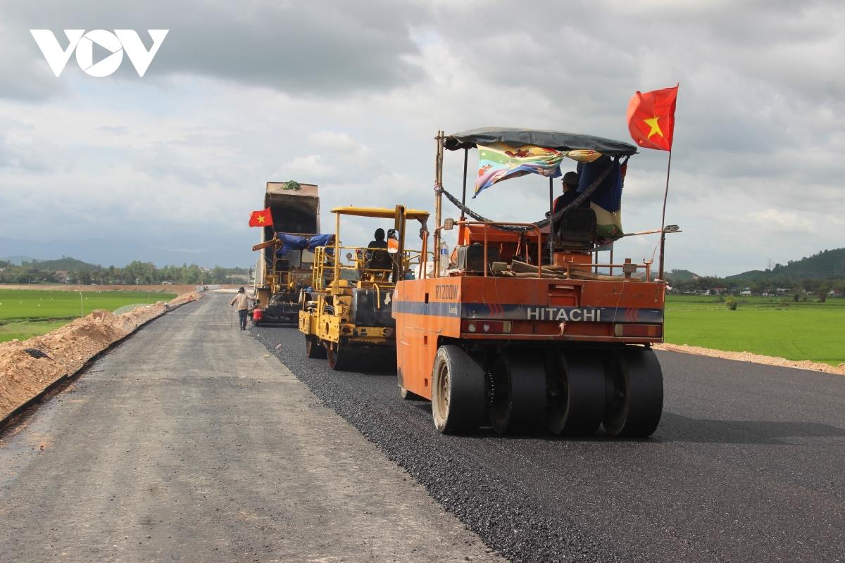 Thi công “nước rút” hoàn thành cao tốc qua Bình Định