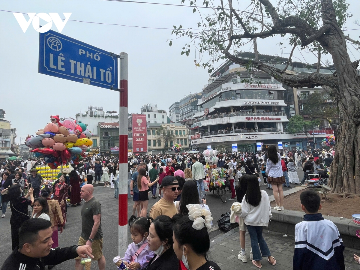 người dân vẫn chen chân chụp ảnh tòa nhà hàm cá mập trong ngày đầu phân luồng hình ảnh 2 nguoi dan van chen chan chup anh toa nha ham ca map trong ngay dau phan luong hinh anh 2