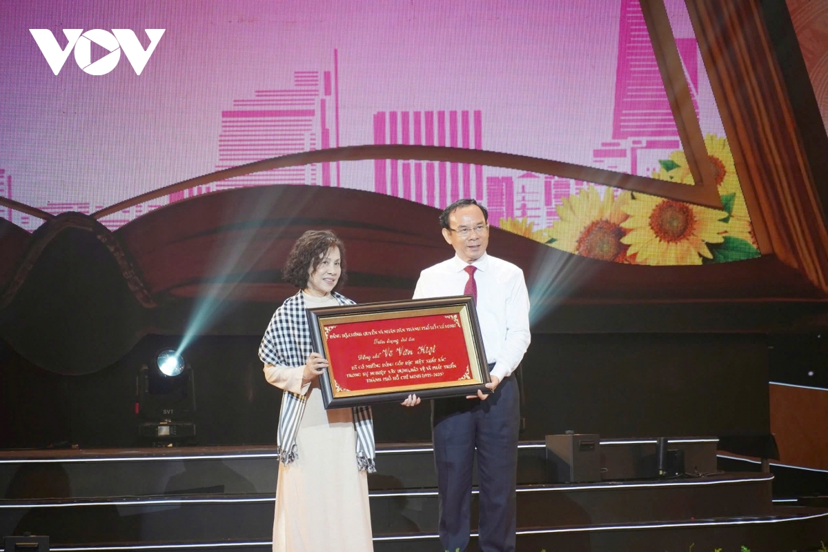 tôn vinh 60 cá nhân tiêu biểu suốt 50 năm của tp.hcm hình ảnh 3 ton vinh 60 ca nhan tieu bieu suot 50 nam cua tp.hcm hinh anh 3