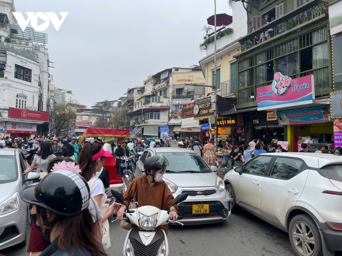 người dân vẫn chen chân chụp ảnh tòa nhà hàm cá mập trong ngày đầu phân luồng hình ảnh 3 nguoi dan van chen chan chup anh toa nha ham ca map trong ngay dau phan luong hinh anh 3