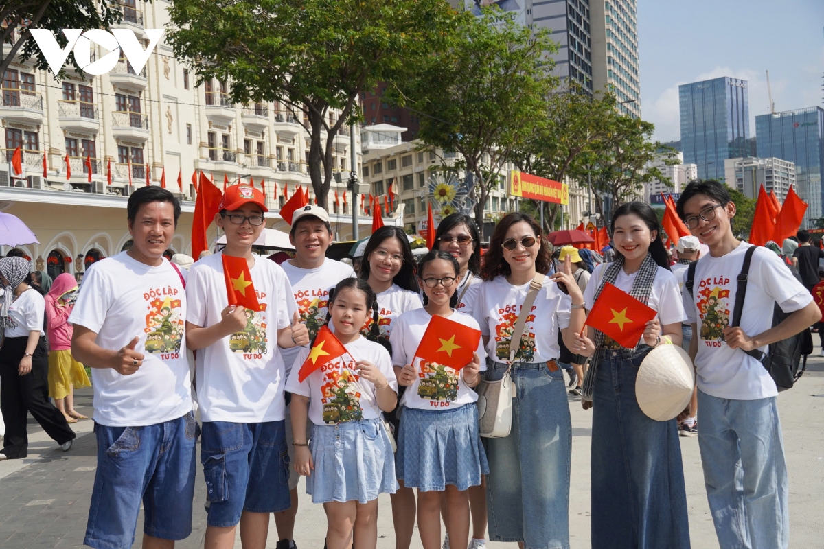 TP.HCM những ngày cuối tháng Tư rực rỡ màu cờ