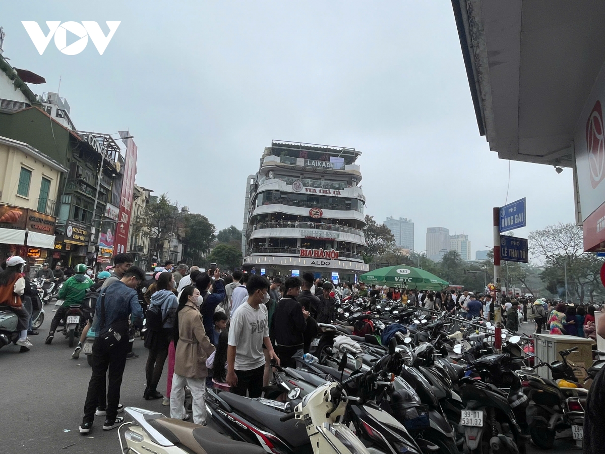 người dân vẫn chen chân chụp ảnh tòa nhà hàm cá mập trong ngày đầu phân luồng hình ảnh 4 nguoi dan van chen chan chup anh toa nha ham ca map trong ngay dau phan luong hinh anh 4