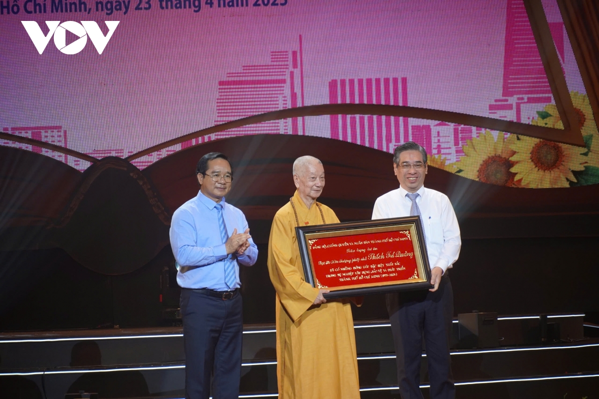 tôn vinh 60 cá nhân tiêu biểu suốt 50 năm của tp.hcm hình ảnh 5 ton vinh 60 ca nhan tieu bieu suot 50 nam cua tp.hcm hinh anh 5
