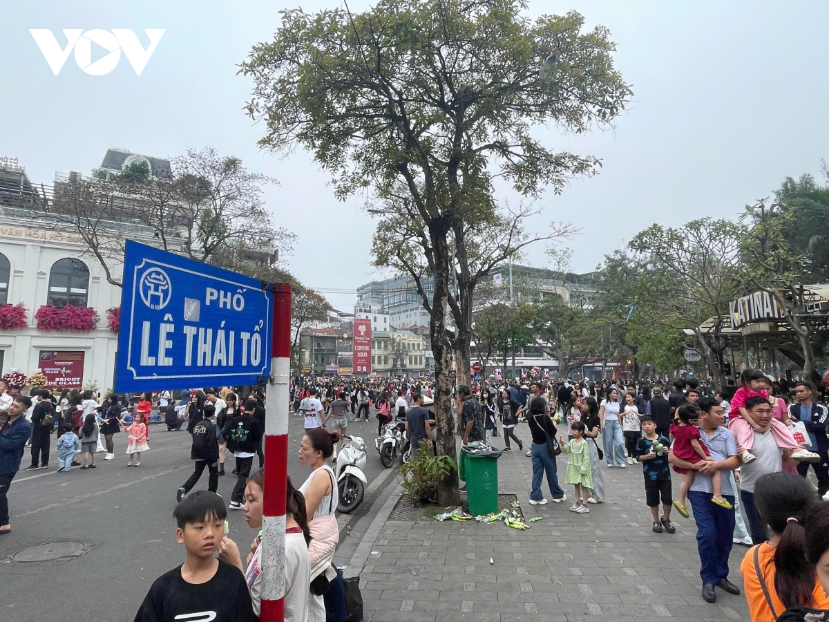 người dân vẫn chen chân chụp ảnh tòa nhà hàm cá mập trong ngày đầu phân luồng hình ảnh 7 nguoi dan van chen chan chup anh toa nha ham ca map trong ngay dau phan luong hinh anh 7