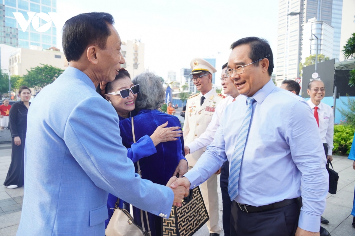 tôn vinh 60 cá nhân tiêu biểu suốt 50 năm của tp.hcm hình ảnh 2 ton vinh 60 ca nhan tieu bieu suot 50 nam cua tp.hcm hinh anh 2