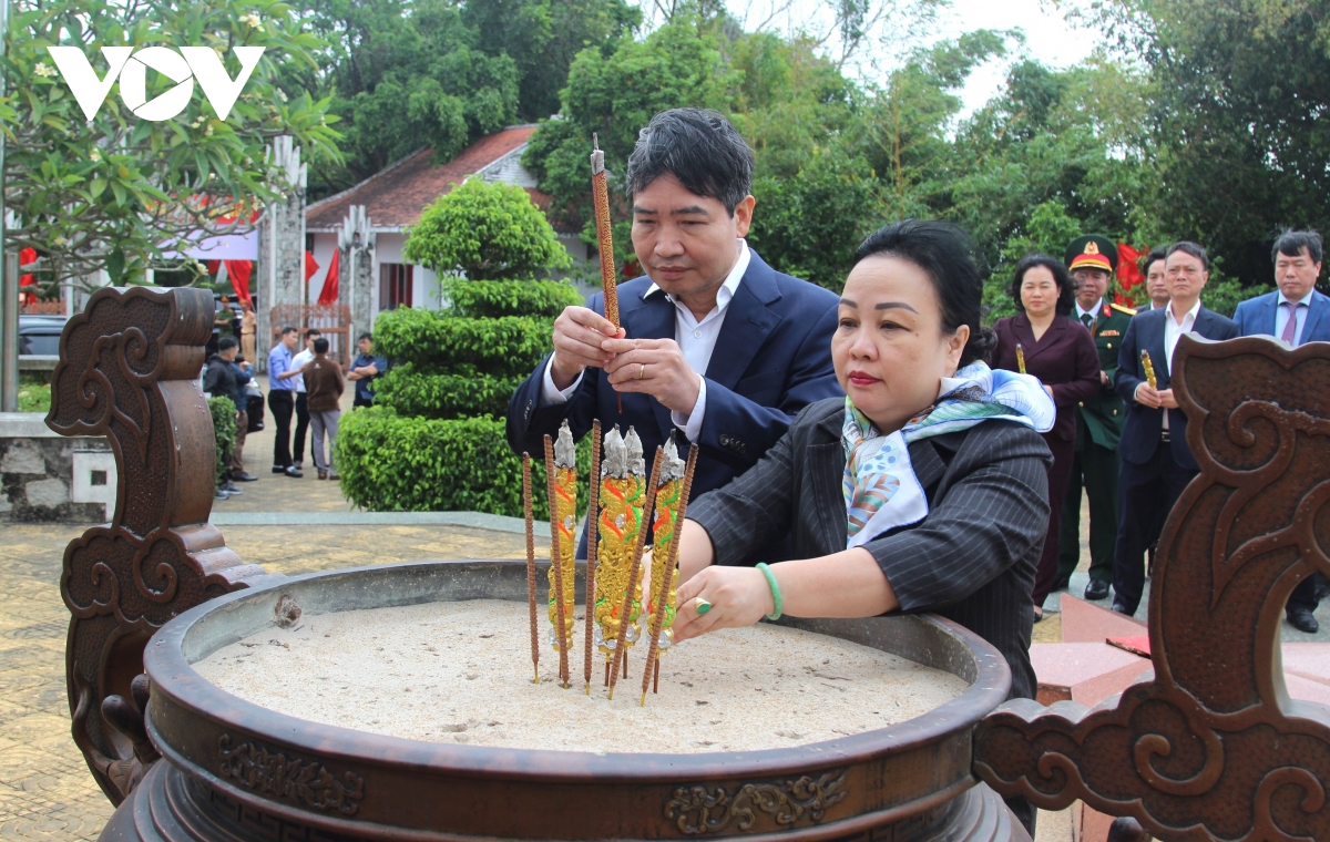 trưởng ban nội chính trung ương dâng hương tại Đài tưởng niệm núi nhạn hình ảnh 3 truong ban noi chinh trung uong dang huong tai Dai tuong niem nui nhan hinh anh 3