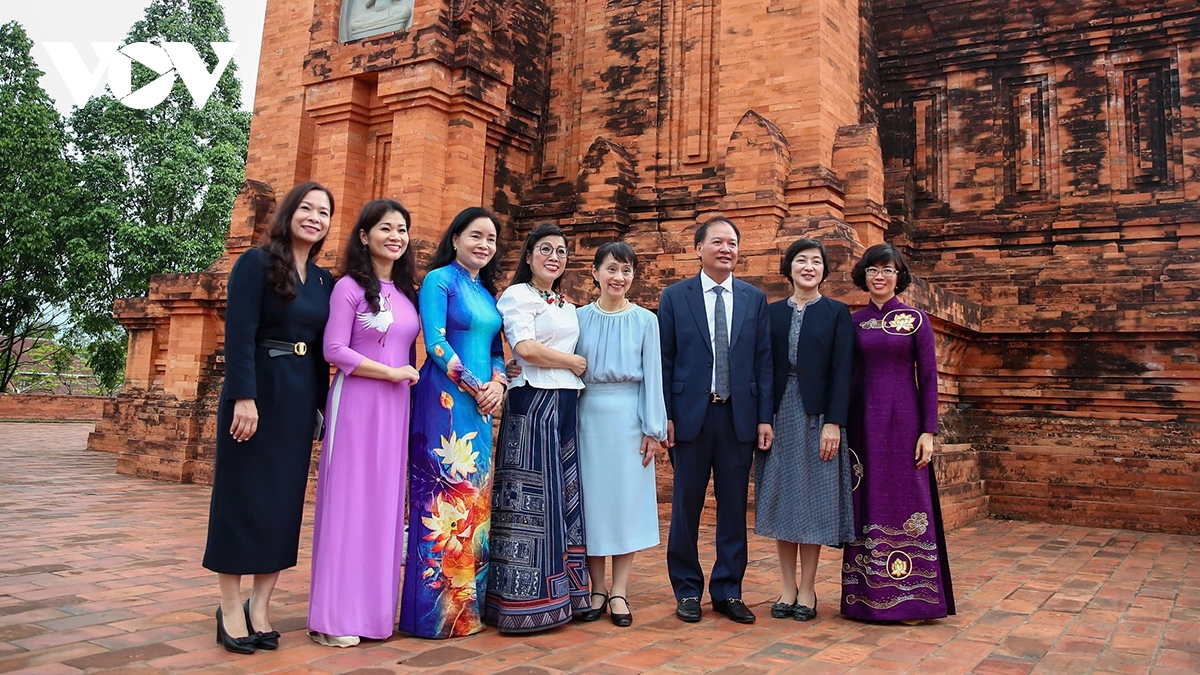 phu nhân thủ tướng việt nam và nhật bản thăm làng văn hóa du lịch các dân tộc việt nam hình ảnh 17 phu nhan thu tuong viet nam va nhat ban tham lang van hoa du lich cac dan toc viet nam hinh anh 17