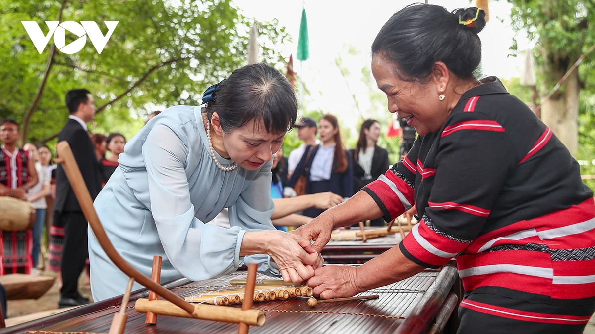phu nhân thủ tướng việt nam và nhật bản thăm làng văn hóa du lịch các dân tộc việt nam hình ảnh 14 phu nhan thu tuong viet nam va nhat ban tham lang van hoa du lich cac dan toc viet nam hinh anh 14