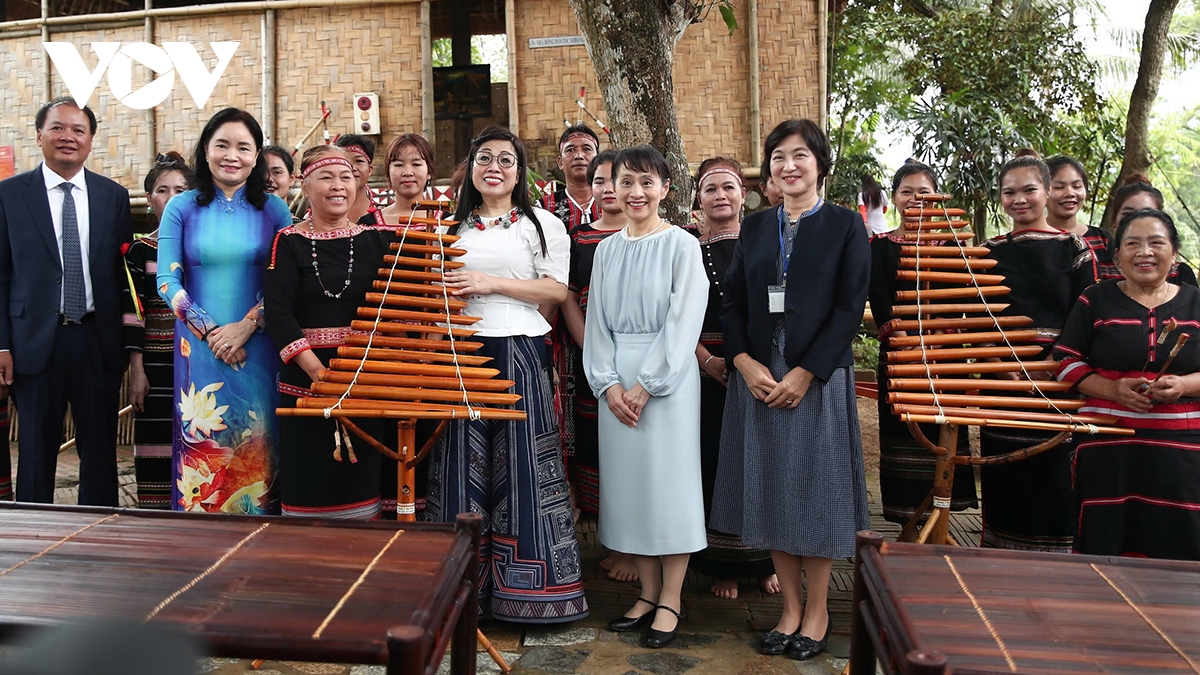 phu nhân thủ tướng việt nam và nhật bản thăm làng văn hóa du lịch các dân tộc việt nam hình ảnh 15 phu nhan thu tuong viet nam va nhat ban tham lang van hoa du lich cac dan toc viet nam hinh anh 15