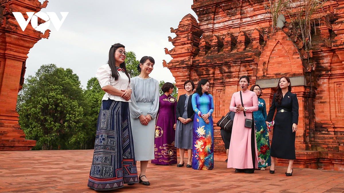 phu nhân thủ tướng việt nam và nhật bản thăm làng văn hóa du lịch các dân tộc việt nam hình ảnh 16 phu nhan thu tuong viet nam va nhat ban tham lang van hoa du lich cac dan toc viet nam hinh anh 16