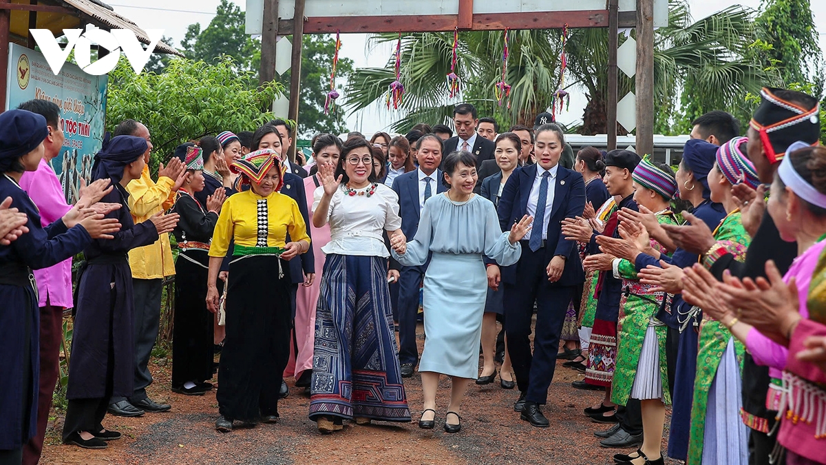 phu nhân thủ tướng việt nam và nhật bản thăm làng văn hóa du lịch các dân tộc việt nam hình ảnh 3 phu nhan thu tuong viet nam va nhat ban tham lang van hoa du lich cac dan toc viet nam hinh anh 3