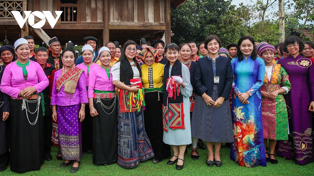 phu nhân thủ tướng việt nam và nhật bản thăm làng văn hóa du lịch các dân tộc việt nam hình ảnh 11 phu nhan thu tuong viet nam va nhat ban tham lang van hoa du lich cac dan toc viet nam hinh anh 11
