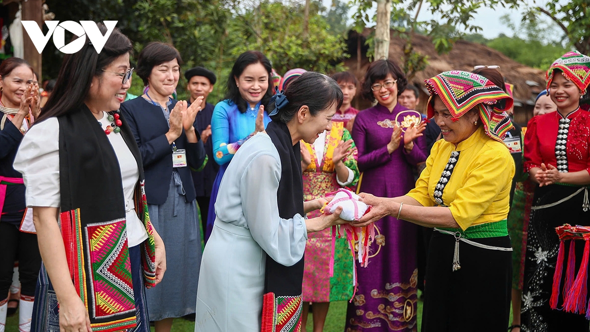 phu nhân thủ tướng việt nam và nhật bản thăm làng văn hóa du lịch các dân tộc việt nam hình ảnh 5 phu nhan thu tuong viet nam va nhat ban tham lang van hoa du lich cac dan toc viet nam hinh anh 5
