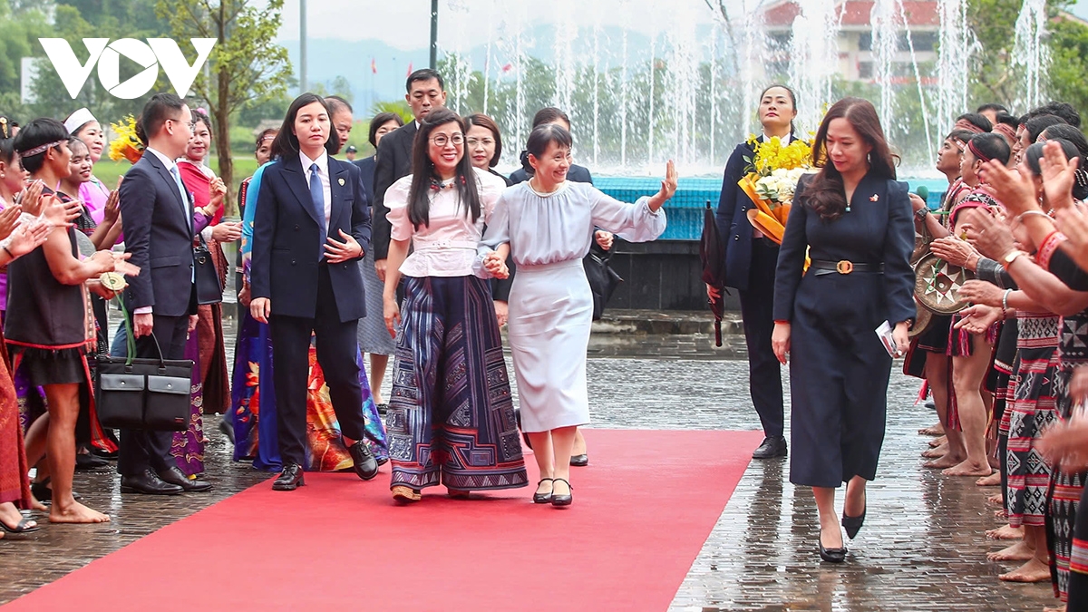 phu nhân thủ tướng việt nam và nhật bản thăm làng văn hóa du lịch các dân tộc việt nam hình ảnh 1 phu nhan thu tuong viet nam va nhat ban tham lang van hoa du lich cac dan toc viet nam hinh anh 1