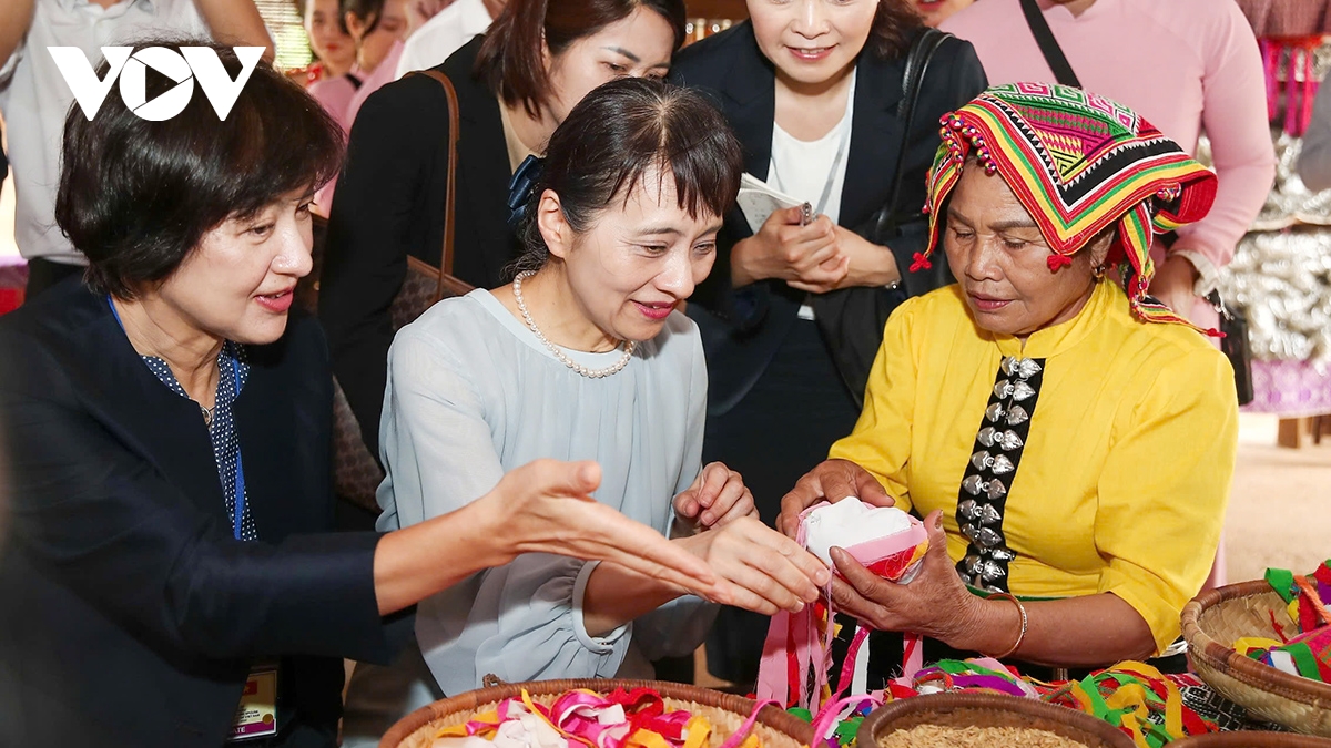 phu nhân thủ tướng việt nam và nhật bản thăm làng văn hóa du lịch các dân tộc việt nam hình ảnh 4 phu nhan thu tuong viet nam va nhat ban tham lang van hoa du lich cac dan toc viet nam hinh anh 4