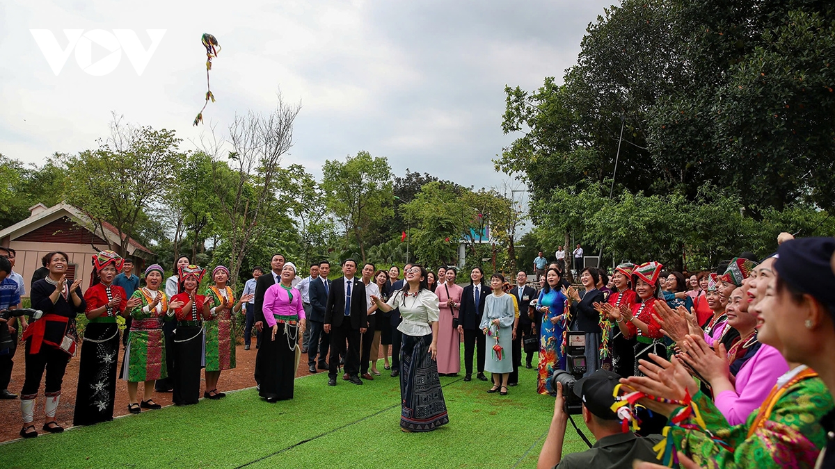 phu nhân thủ tướng việt nam và nhật bản thăm làng văn hóa du lịch các dân tộc việt nam hình ảnh 8 phu nhan thu tuong viet nam va nhat ban tham lang van hoa du lich cac dan toc viet nam hinh anh 8