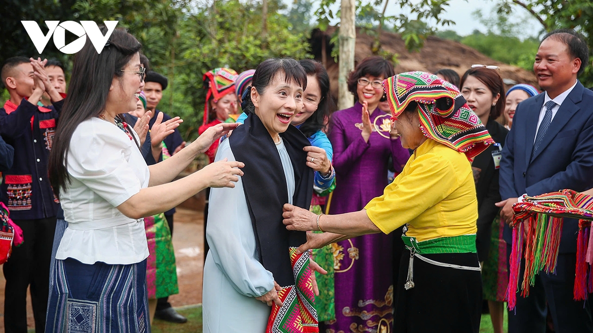 phu nhân thủ tướng việt nam và nhật bản thăm làng văn hóa du lịch các dân tộc việt nam hình ảnh 10 phu nhan thu tuong viet nam va nhat ban tham lang van hoa du lich cac dan toc viet nam hinh anh 10