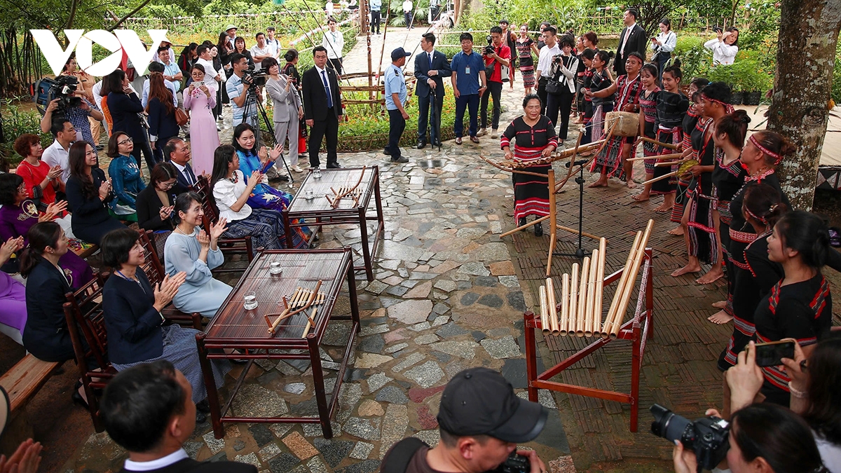 phu nhân thủ tướng việt nam và nhật bản thăm làng văn hóa du lịch các dân tộc việt nam hình ảnh 12 phu nhan thu tuong viet nam va nhat ban tham lang van hoa du lich cac dan toc viet nam hinh anh 12
