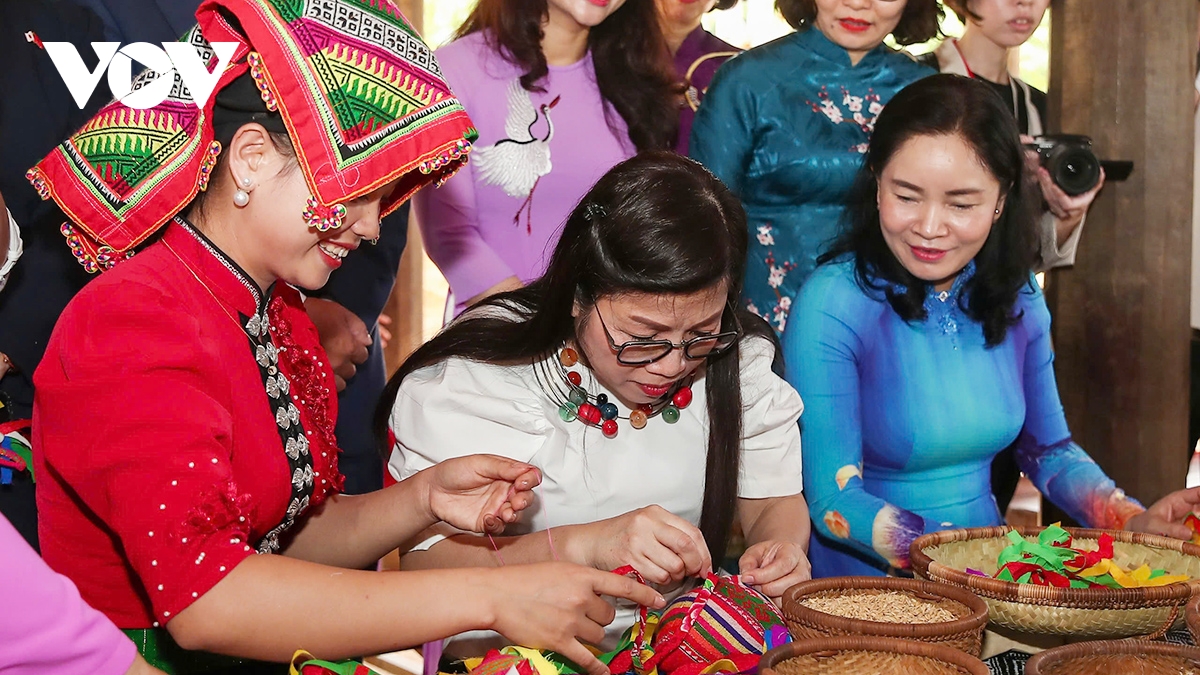 phu nhân thủ tướng việt nam và nhật bản thăm làng văn hóa du lịch các dân tộc việt nam hình ảnh 6 phu nhan thu tuong viet nam va nhat ban tham lang van hoa du lich cac dan toc viet nam hinh anh 6