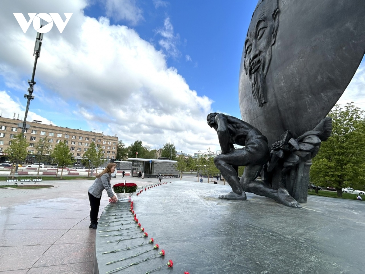 dâng hoa tại tượng đài bác hồ ở moscow nhân kỷ niệm 50 năm giải phóng miền nam hình ảnh 4 dang hoa tai tuong dai bac ho o moscow nhan ky niem 50 nam giai phong mien nam hinh anh 4