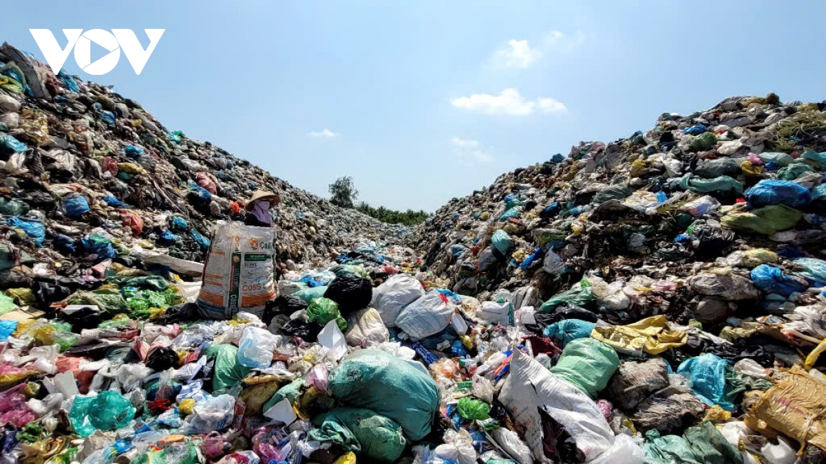Bãi rác ngày càng to dần, gây ô nhiễm làm “đảo lộn” cuộc sống khu dân cư