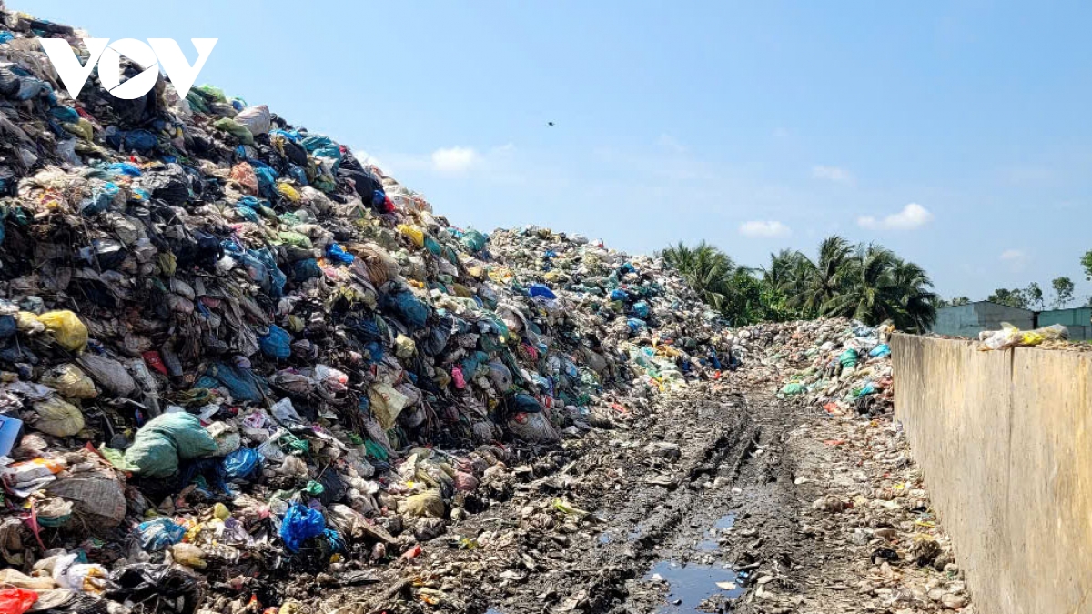 bãi rác ngày càng to dần, gây ô nhiễm làm đảo lộn cuộc sống khu dân cư hình ảnh 2 bai rac ngay cang to dan, gay o nhiem lam dao lon cuoc song khu dan cu hinh anh 2