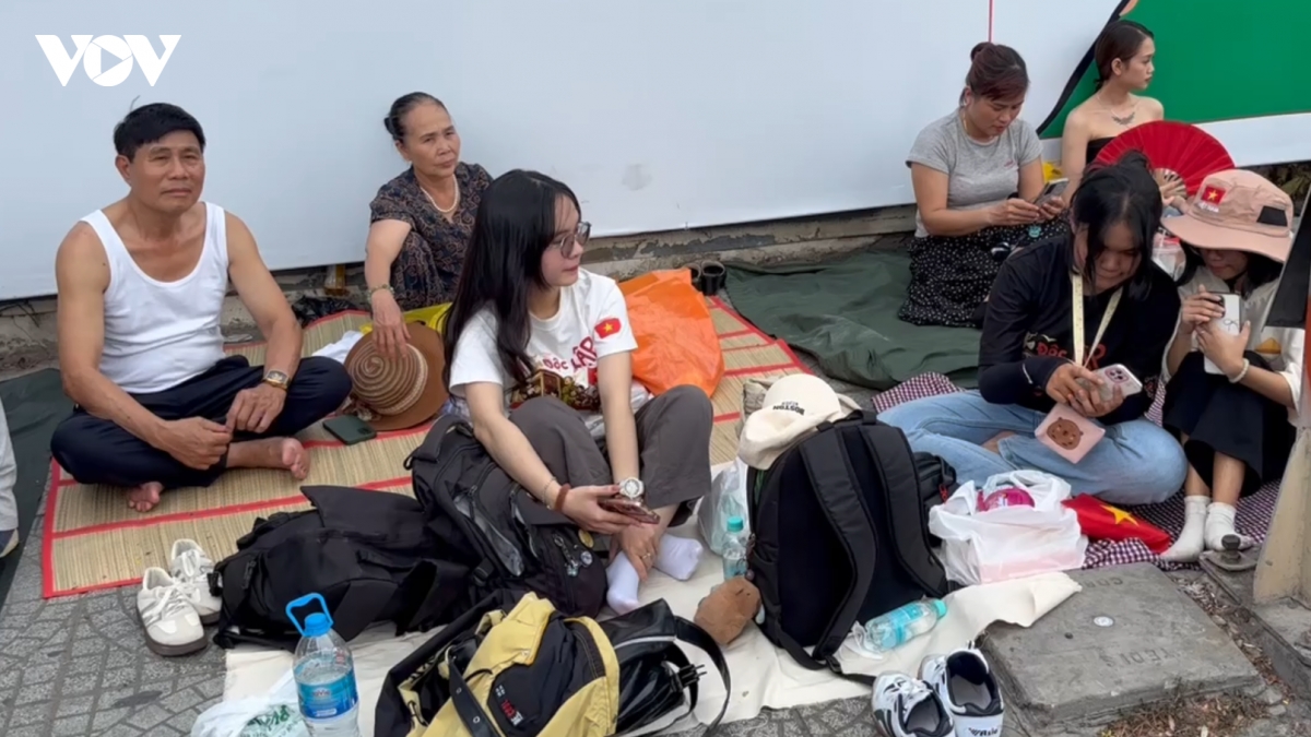 Người dân "cắm trại" ở Bến Bạch Đằng chờ xem diễu binh, diễu hành